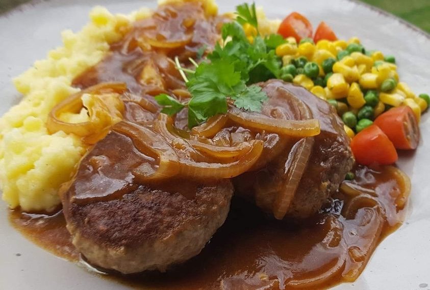 Buletten mit Kartoffelbrei, Zwiebelsoße und Buttergemüse