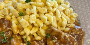 Schweinemedaillons mit Spätzle und Bohnensalat