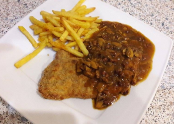 Jägerschnitzel mit Pommes