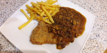 Jägerschnitzel mit Pommes