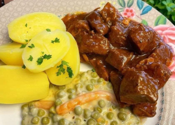Gulasch Kartoffeln Erbsen und Möhren