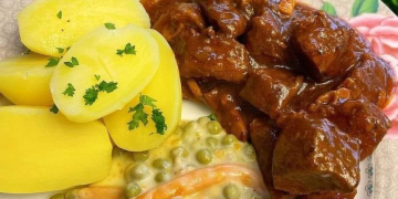 Gulasch Kartoffeln Erbsen und Möhren
