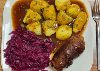 Rouladen mit Rotkohl und Kartoffeln