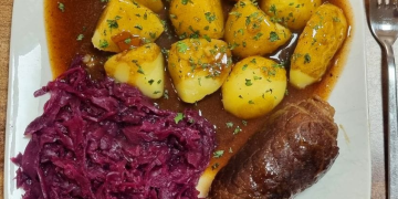 Rouladen mit Rotkohl und Kartoffeln