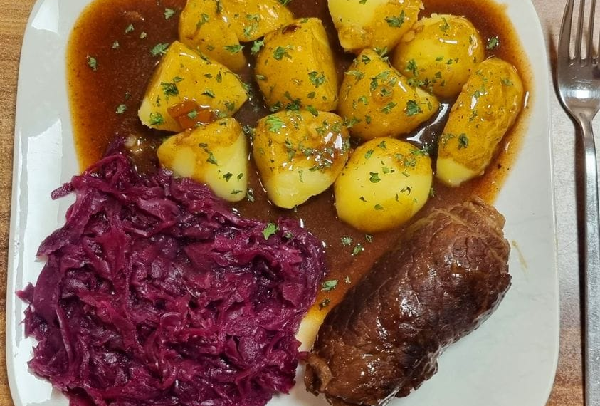 Rouladen mit Rotkohl und Kartoffeln