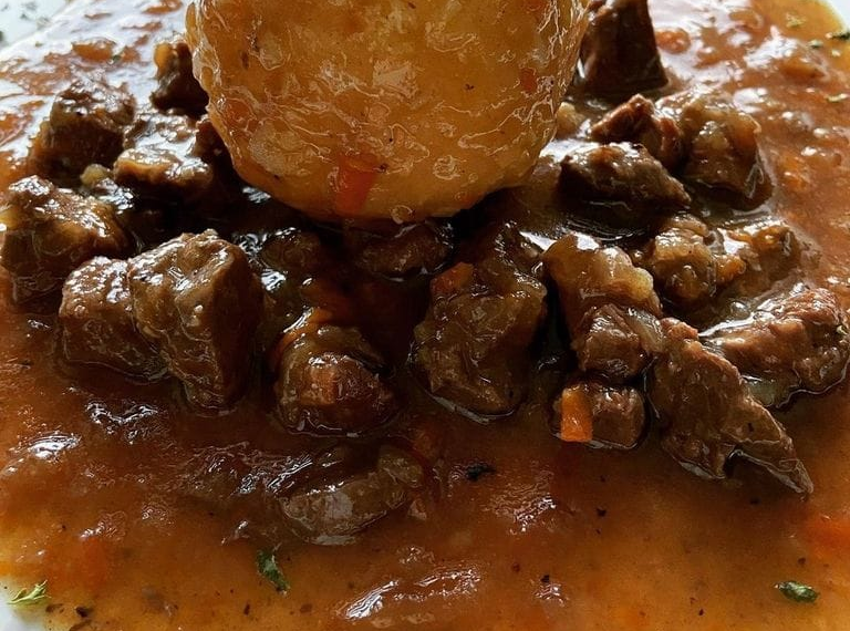 Gulasch mit Knödel