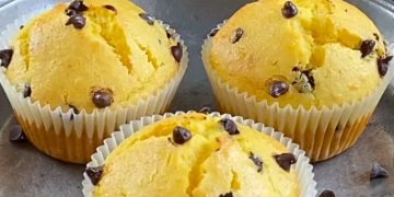 Orangenmuffins mit Schokoladenstückchen: das einfache und duftende Rezept