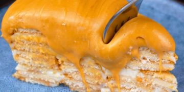 Geschichteter Karamellkuchen: das köstliche Rezept ganz ohne Backen