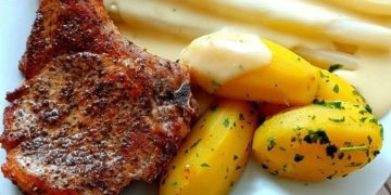 Spargel mit Sauce Hollandaise, neuen Kartoffeln und Kalbfleisch