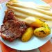 Spargel mit Sauce Hollandaise, neuen Kartoffeln und Kalbfleisch
