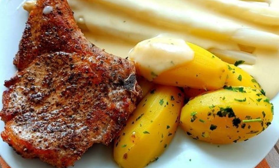 Spargel mit Sauce Hollandaise, neuen Kartoffeln und Kalbfleisch