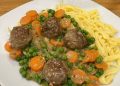 Hackbällchen in Erbsen-Möhren-Rahm mit Spätzle