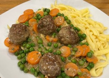 Hackbällchen in Erbsen-Möhren-Rahm mit Spätzle