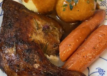 Entenkeule mit Knödeln und gebackenen Karotten