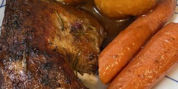 Entenkeule mit Knödeln und gebackenen Karotten