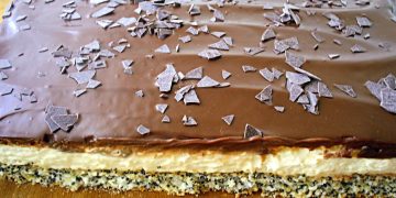 Tosca-Kuchen – fluffiger Mohn-Kokos-Kuchen, Vanillecreme, sirupartige Kekse und Schokoladenglasur