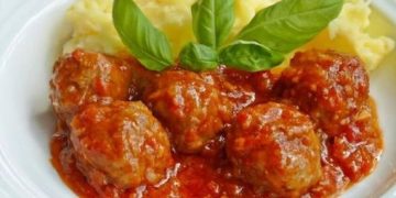 Mhmm dieses Gericht schmeckt immer – Tomatensoße mit Hackbällchen. 