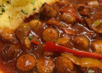 Rostbratwurstpfanne mit Kartoffelstampf