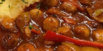 Rostbratwurstpfanne mit Kartoffelstampf