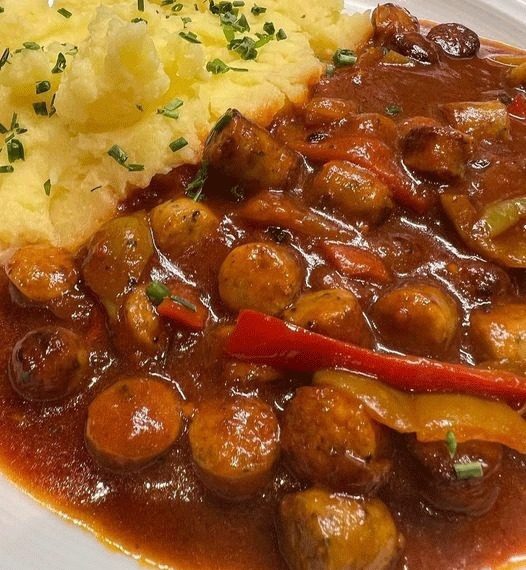Rostbratwurstpfanne mit Kartoffelstampf