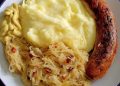 Thüringer Bratwurst mit Kartoffelpüree und Sauerkraut