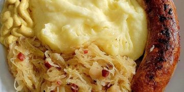 Thüringer Bratwurst mit Kartoffelpüree und Sauerkraut