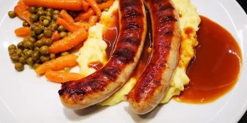 Bratwurst mit Kartoffelpüree und Gemüse